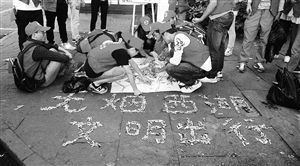 　志愿者用撿來的煙頭，拼起了“無煙西湖”圖案 通訊員供圖