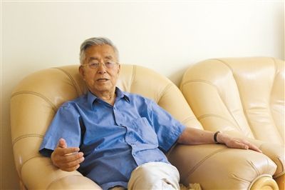 楊維駿 歷任云南省政協(xié)副主席等職。89歲高齡的楊維駿為12名失地農(nóng)民代表開道，到云南省政協(xié)反映問題。