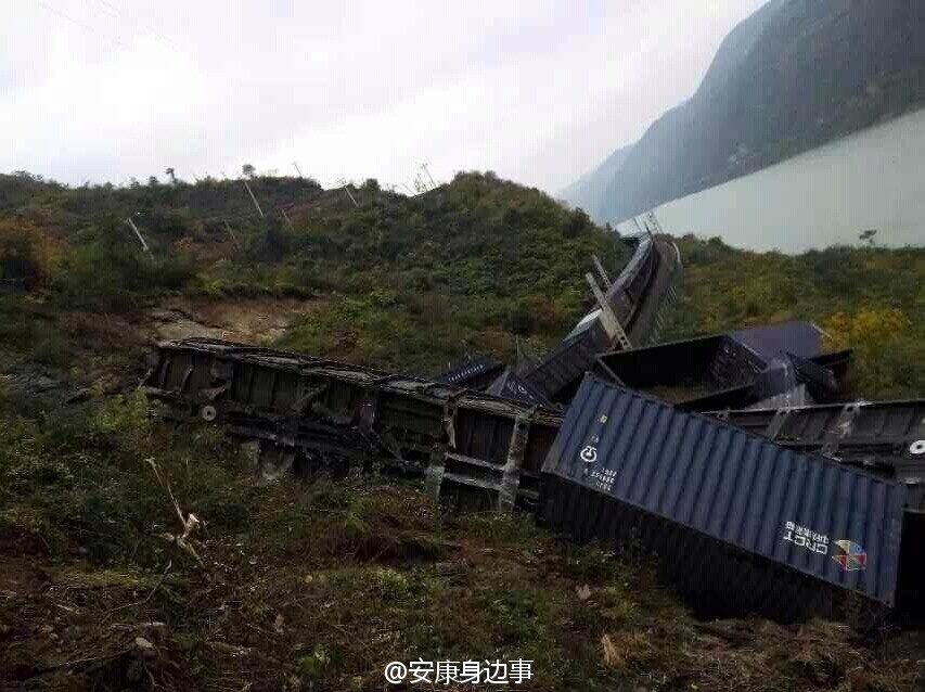 襄渝鐵路旬陽至棕溪上行線發(fā)生山體塌方，致使75228次貨物列車8節(jié)車廂脫線。圖片來源于網(wǎng)絡(luò)