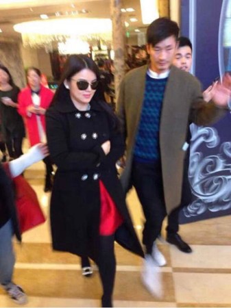 　婚禮現(xiàn)場(chǎng)現(xiàn)多位明星大腕助陣。