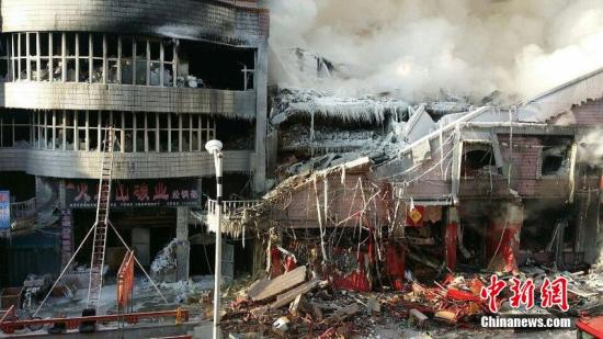 2015年1月3日，哈爾濱市道外區(qū)太古街著火塌方現(xiàn)場(chǎng)，火又燒了起來(lái)