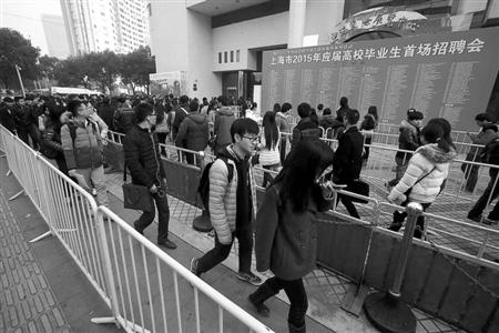 昨天的應(yīng)屆生招聘會(huì),舉辦方上海國(guó)際展覽中心配備了足夠的警力、安保和工作人員，整個(gè)排隊(duì)隊(duì)伍被分割成數(shù)段