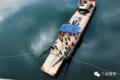 為搜尋深水沉尸，杭州警方租用的船只在水面作業(yè)。本版圖片/杭州警方提供