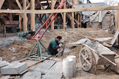 東城區(qū)北鑼鼓巷與小經(jīng)廠胡同之間一處四合院內(nèi)，工人進(jìn)入已經(jīng)挖好的地下室內(nèi)施工。