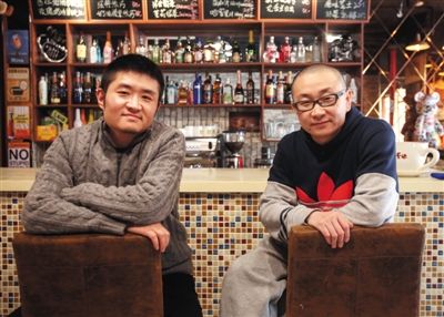 　14日，西安交通大學(xué)路66號(hào)公路咖啡館，苗阜（左）、王聲（右）兩位青年相聲演員今年將第一次登上春晚