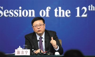昨日，十二屆全國(guó)人大三次會(huì)議新聞中心，環(huán)保部部長(zhǎng)陳吉寧回答中外記者提問(wèn)。新京報(bào)記者 陳杰 攝