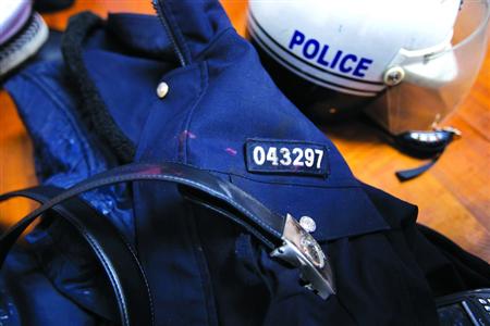 在閔行區(qū)虹橋派出所的一角，擺放著茆盛泉曾經(jīng)最愛的警服。“043297”的警號、深色的警服依稀可見已經(jīng)凝固的血跡，警用皮帶也斷裂了。