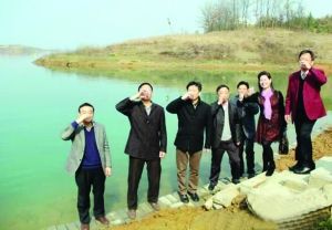 活動(dòng)儀式現(xiàn)場(chǎng)，一眾人舀起漳河水直接喝下