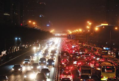 昨晚，因沙塵暴導(dǎo)致能見度低，長安街嚴(yán)重堵車。