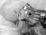 食藥監(jiān)執(zhí)法人員封存了無(wú)證水廠的假商標(biāo)。