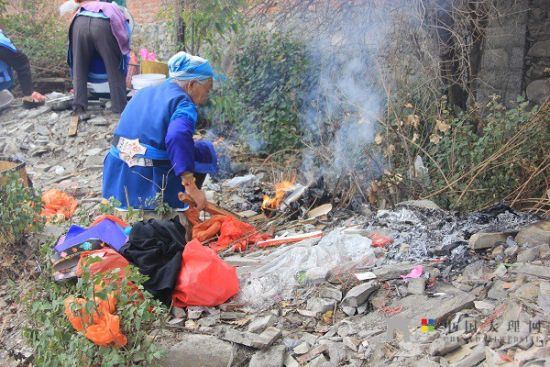老人們準(zhǔn)備好松香紙錢等祭祀用品，虔誠(chéng)祈福。
