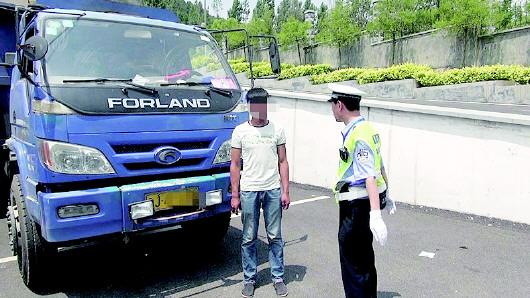 民警對持C1駕照駕駛大貨車、一年違法350余次的張某進行批評教育。