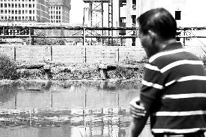 2015年6月5日，上海的古御界橋只剩橋墩和兩塊橋面。