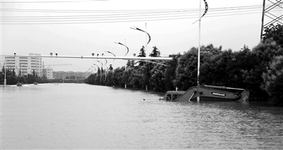 6月28日，南京暴雨致云臺山河漫堤，祿口機(jī)場高速雙向封閉 供圖/CFP