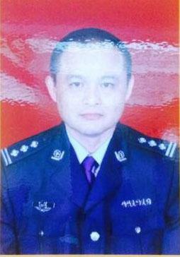 深圳一副局長(zhǎng)開警車撞賓利逃逸 疑監(jiān)控醉態(tài)明顯