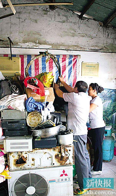 劉伯與妻子李姨在收拾剛回收的幾件小電器。