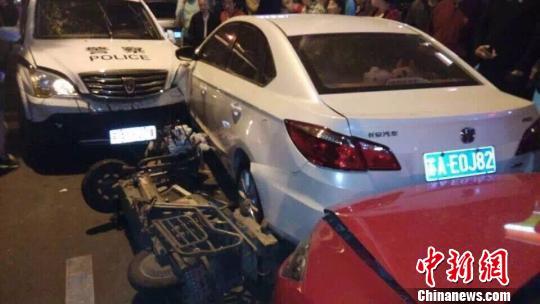 網(wǎng)友上傳的現(xiàn)場事故圖片。 網(wǎng)友拍圖 攝