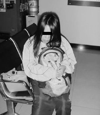 扮學(xué)生妹乞討的女子。