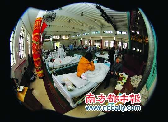 病人被轉(zhuǎn)移到該院的工會大禮堂。通訊員 符曉亮 攝