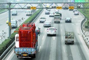 內(nèi)環(huán)高速連應(yīng)急車道也被社會(huì)車輛占用著，3月嬰兒最后病重離世