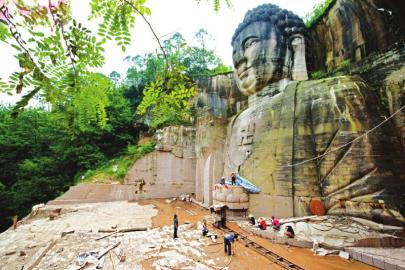 佛像雕刻現(xiàn)場。