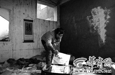 　西安市解放路與東大街十字西北角的一棟待拆遷的樓房中，陳露山整理自己每天看的報紙