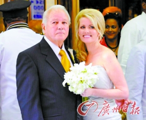 二00一年，埃德文和特里娜舉行婚禮。