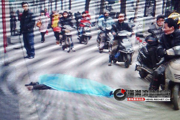 2月4日早上8時30分許，長沙人民中路255號一棟住宅樓露天樓梯6樓頂部，一名三十多歲的中年男子跳下