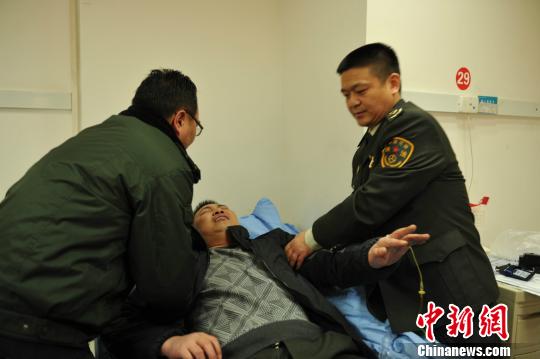 被“黑車(chē)”頂跑近5公里的執(zhí)法隊(duì)員周應(yīng)鑄被送至醫(yī)院急救。　閆成全　攝