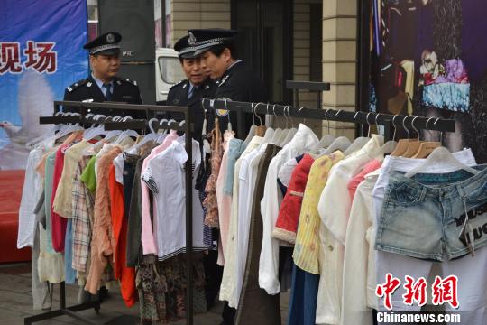 警方展示的部分被盜服裝?！∷瘟⒊z