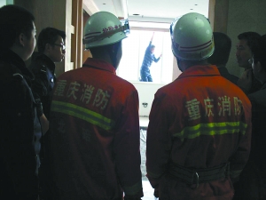 民工討薪無果站到8樓外 民工討薪無果站到8樓外