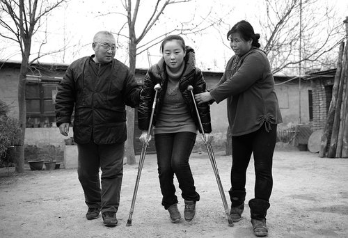 養(yǎng)父母為救重病養(yǎng)女賣房借錢 花光所有積蓄(圖) 養(yǎng)父母為救重病養(yǎng)女賣房借錢 花光所有積蓄(圖)