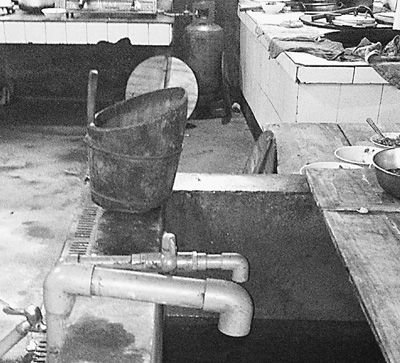 在鎮(zhèn)機(jī)關(guān)食堂，洗菜煮飯都用自來水。