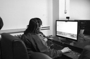 　　除了買飯他基本不離開座位