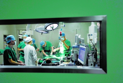 昨晚，醫(yī)生為小進進做截肢手術。