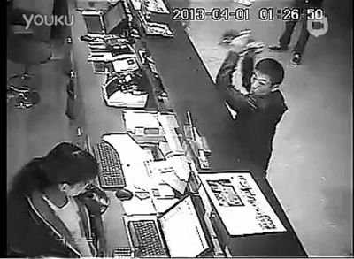 另一同行男子，操起柜臺(tái)上的擺件，用力砸向女服務(wù)員面部。