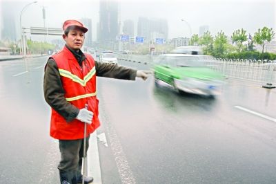 　肖慶旭師傅在事發(fā)地點(diǎn)講述經(jīng)過。記者李銳 攝