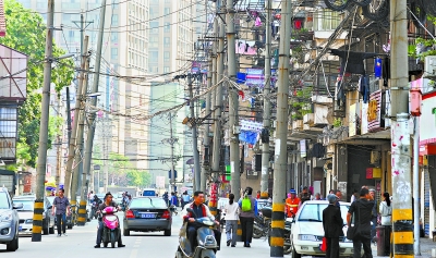 武漢一段700米車道豎50根電線桿成"電桿長(zhǎng)廊"