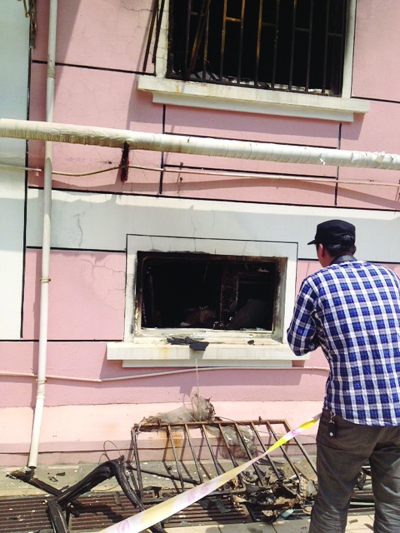 窗戶被燒得面目全非。