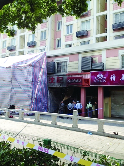 警方勘查事故現(xiàn)場。