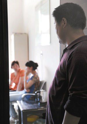 妻子在房內(nèi)勸說女兒時，楊師傅守在門外