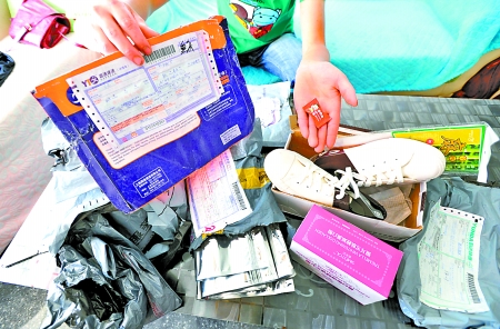 昨日,沙坪壩區(qū)遠(yuǎn)祖橋,彭小姐這幾天收到的一堆包裹。記者吳珊攝