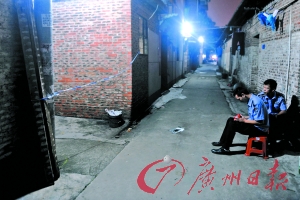 事發(fā)出租屋前拉起了警戒線，警方正在現(xiàn)場調(diào)查。記者陳楓攝