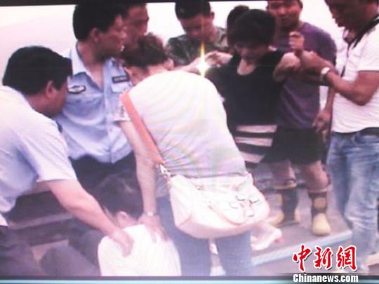 宗德宇緩緩靠近跳樓女子。　孫程　攝