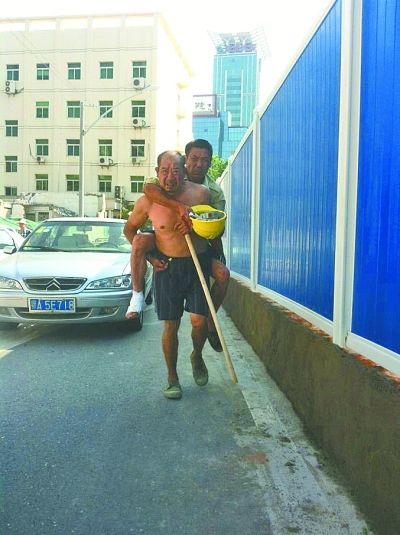 “謝謝，我們身上灰多，怕把車弄臟了”