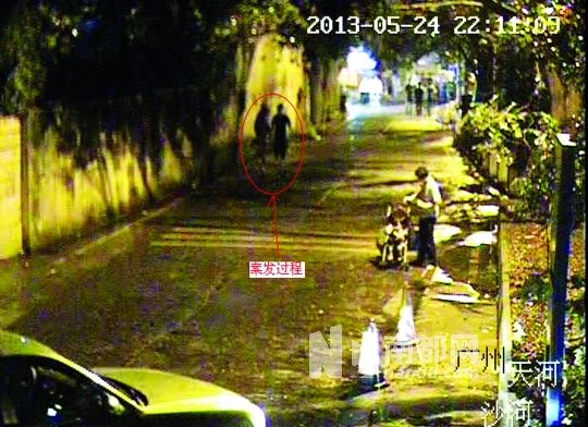 監(jiān)控視頻中（紅圈處），男子尾隨女學生試圖進行猥褻。通訊員供圖