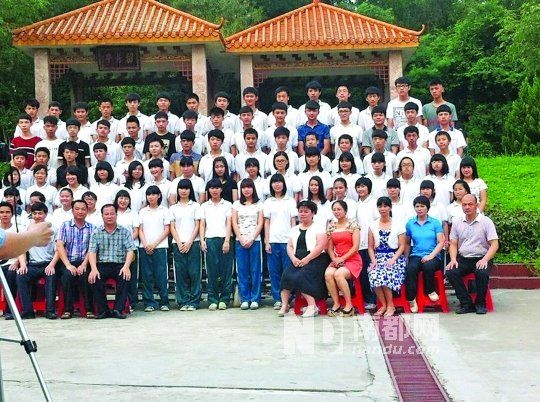 畢業(yè)照中間留出四個空位。