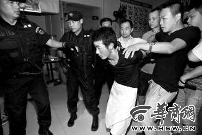 犯罪嫌疑人韓牙某圍著圍裙在廚房?jī)?nèi)拉面，被民警抓獲 本報(bào)記者 鄧小衛(wèi) 攝