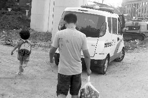 昨天，小豆被民警帶走，轉(zhuǎn)移到別處居住現(xiàn)代快報(bào)記者辛一攝