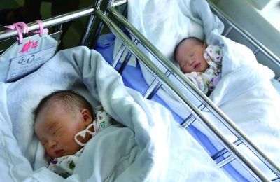 同一天出生的兩個寶寶，長的也很像。（左為男弟弟，右為女姐姐）